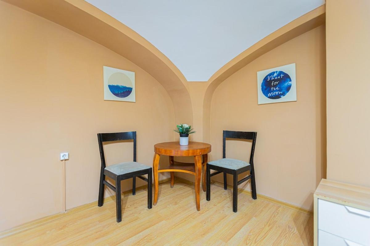 Quiet On The Danube River Apartment Budapest