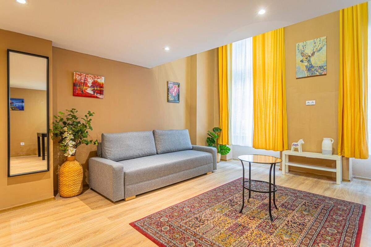 Quiet On The Danube River Apartment Budapest